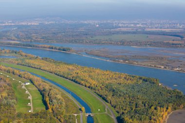 Bratislava 'nın altındaki Tuna Nehri, Slovakya uçağından.