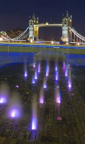 London Tower Bron Strandpromenaden Och Fontänen Natten — Stockfoto