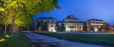 PARMA, İTALYA - 18 Nisan 2018: saray sarayı Ducale - alacakaranlıkta dük sarayı.