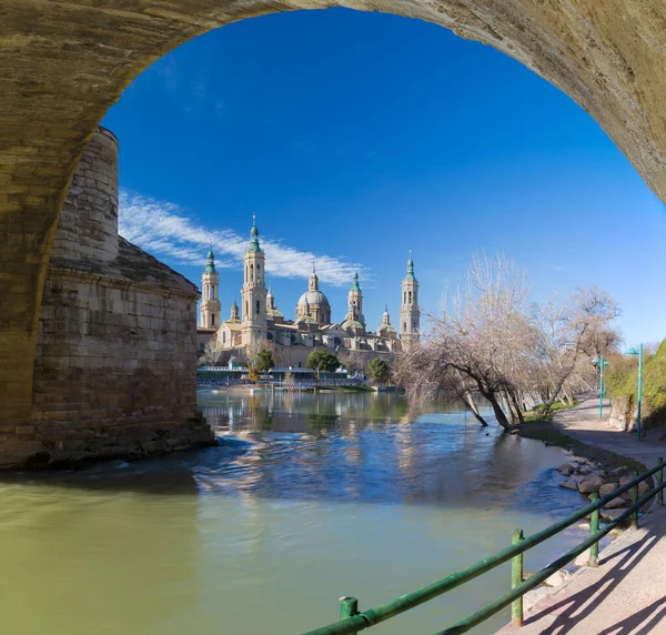 Zaragoza Basiliek Van Pilar Met Rivier Ebro Het Ochtendlicht — Stockfoto