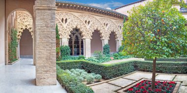 ZARAGOZA, İspanya - 2 Mart 2018 La Aljaferia sarayının avlusu.