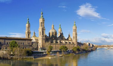 Zaragoza - Ebro nehrinin üzerindeki Bazilika del Pilar Sabah ışığında.