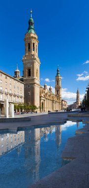 ZARAGOZA, İspanya - 3 Mart 2018 Katedral Bazilikası del Pilar ve modern çeşme.