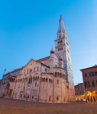 Modena - Kubbe - Duomo (Cattedrale Metropolitana di Santa Maria Assunta ve San Geminiano) Alacakaranlıkta.