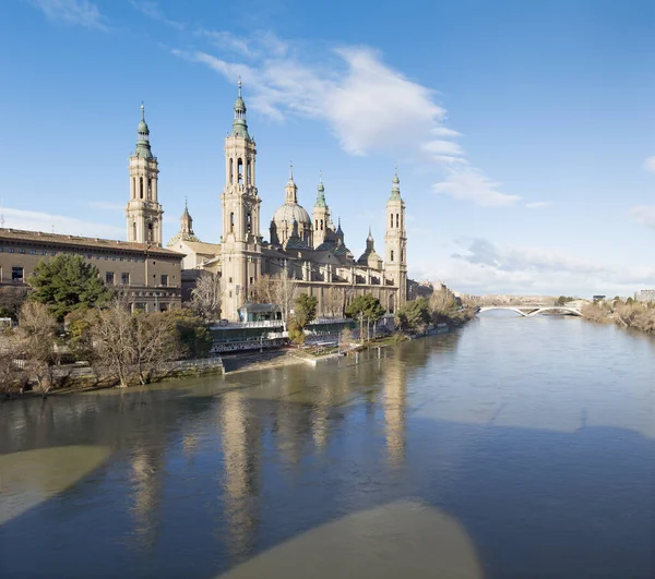 Zaragoza Bazilika Del Pilar Nehir Kenarında Sabah Güneşi — Stok fotoğraf