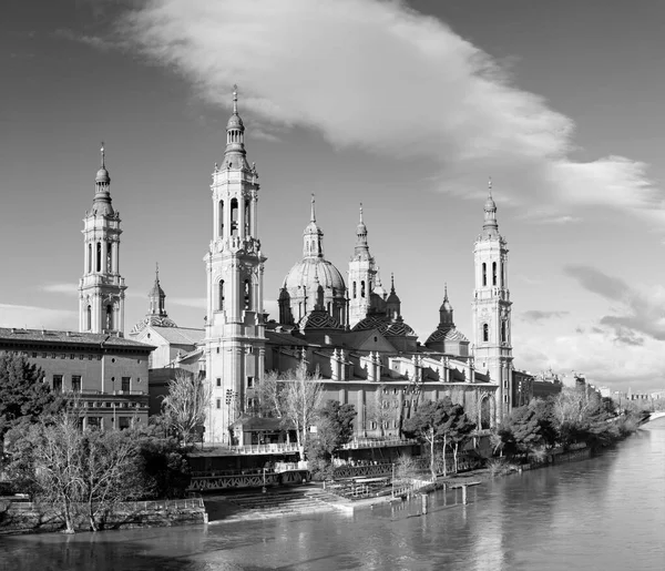 萨拉戈萨 Zaragoza 晨光下伊布鲁河上的皮拉尔大教堂 — 图库照片