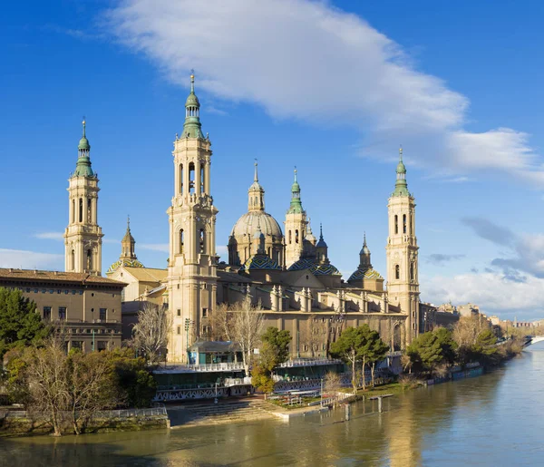 Zaragoza Basilica Del Pilar Yli Ebro Joen Aamulla Valossa — kuvapankkivalokuva