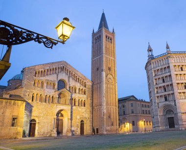 Parma - Kubbe - Duomo (La cattedrale di Santa Maria Assunta) ve alacakaranlıkta Baptistery.