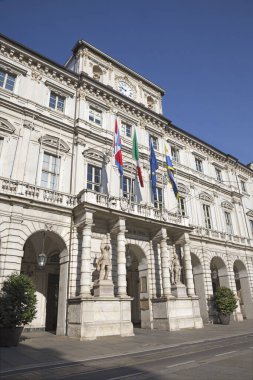 Torino - Civico Sarayı ile Citta Meydanı ve Conte Verde Meydanı Alacakaranlıkta.