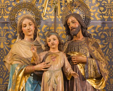ZARAGOZA, SPAIN - 3 Mart 2018 'de Iglesia de San Miguel de los Navarros kilisesinde oyulmuş çokrenkli aile heykeli,.