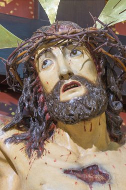 ZARAGOZA, İspanya - 1 Mart 2018: Bilinmeyen sanatçı tarafından Iglesia del Perpetuo Socorro kilisesinde çarmıha gerilmenin ayrıntıları.