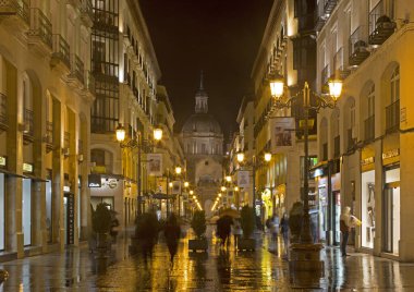 ZARAGOZA, SPAIN - 1 Mart 2018: Katedral Bazilikası del Pilar ve Calle de Alfonso I yağmurlu gecelerde.