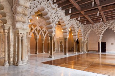 ZARAGOZA, İspanya - 2 Mart 2018: La Aljaferia Sarayı - Kuzey Lastiği Salonu, Altın Salon 'a üçlü erişim.