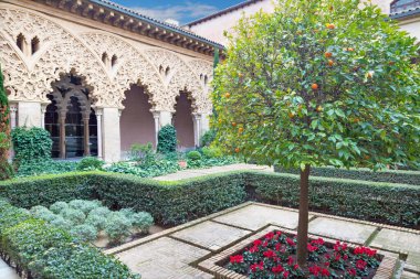 ZARAGOZA, İspanya - 2 Mart 2018 La Aljaferia sarayının avlusu.