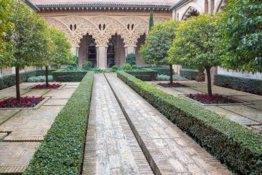 ZARAGOZA, İspanya - 2 Mart 2018 La Aljaferia sarayının avlusu.