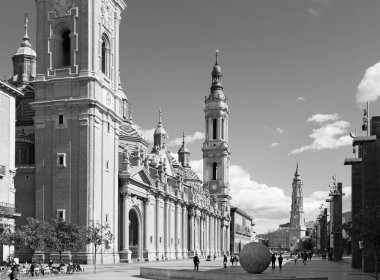 ZARAGOZA, İspanya - 3 Mart 2018 Katedral Bazilikası del Pilar.