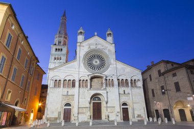 Modena - Duomo 'nun batı cephesi (Cattedrale Metropolitana di Santa Maria Assunta ve San Geminiano) alacakaranlıkta.