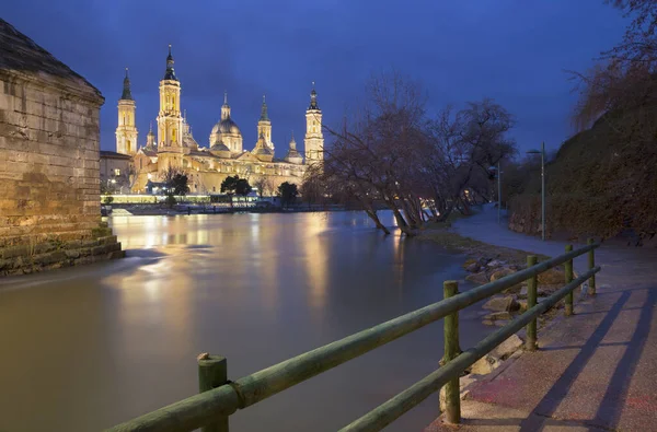 Zaragoza Bazilika Del Pilar Alacakaranlıkta Nehir Kenarı — Stok fotoğraf