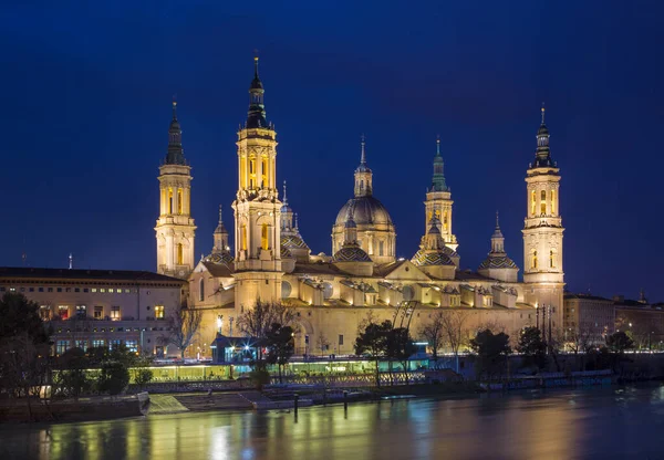 萨拉戈萨 Zaragoza 黄昏时分 皮拉尔大教堂 Basilica Del Pilar 与Ebro河交汇 — 图库照片