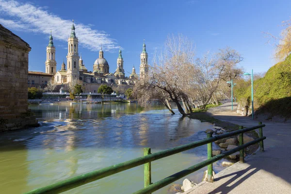 Zaragoza Ebro Nehrinin Üzerindeki Nehir Kenarındaki Bazilika Del Pilar — Stok fotoğraf