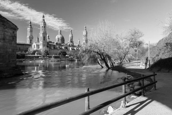 Zaragoza Basilikan Del Pilar Över Floden Ebro Med Flodstranden — Stockfoto