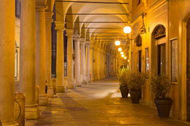 Modena - Eski şehrin sabahki simgeleri.