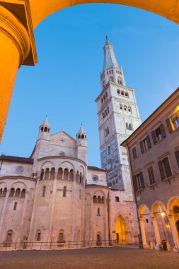 Modena - Kubbe - Duomo (Cattedrale Metropolitana di Santa Maria Assunta ve San Geminiano) Alacakaranlıkta.