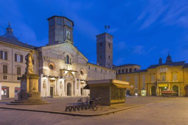 Reggio Emilia - Alacakaranlıkta Piazza del Duomo.