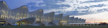 REGGIO EMILIA, ITALY - 13 Nisan 2018: Mimar Santiago Calatrava 'nın Reggio Emilia AV Mediopadana tren istasyonu.