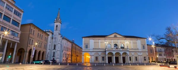 Reggio Emilia 黄昏时的Piazza Della Vittoria Teather Ariosto和Galleria Parmeggiani — 图库照片