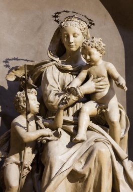 PARMA, ITALY - 15 Nisan 2018: Madonna 'nın Çocuk heykeli ve Aziz John' un Kilisedeki Chiesa di San Giovanni Evangelista (1543)).