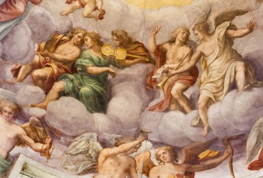 PARMA, ITALY - 16 Nisan 2018: Giovanni Maria Conti della Camera (1614 - 1670) tarafından yapılan Chiesa di Santa Croce kilisesinin kubbesinde müzik aletleri bulunan meleklerin freso 'su).