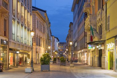 PARMA, İTALYA - 16 NİSAN 2018: Alacakaranlıktaki eski kasabanın caddesi.