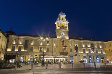 PARMA, İtalya - 18 Nisan 2018: Saray Palazzo del Governatore - Valinin Alacakaranlıkta Piazza Garibaldi 'deki sarayı.