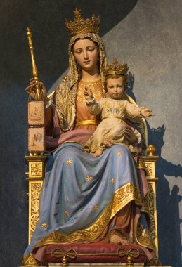 PARMA, İtalya - 17 Nisan 2018: Meryem Ana 'nın yontulmuş çokrenkli heykeli ve çocuk kilisede Chiesa di Santa Teresa.