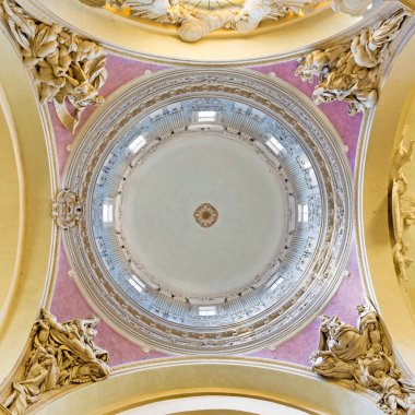 PARMA, İtalya - 17 Nisan 2018: Chiesa di Santa Teresa Kilisesi 'nin barok kubbesi ve 17 sentten itibaren Domenico Reti' nin dört Evangelist 'i..