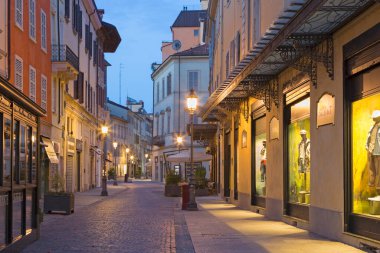 PARMA, İTALYA - 18 NİSAN 2018: Alacakaranlıktaki eski kasabanın caddesi.