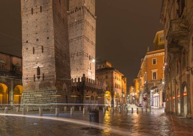 Bologna - Geceleri Piazza della Mercanzia Meydanı 'nın manzarası