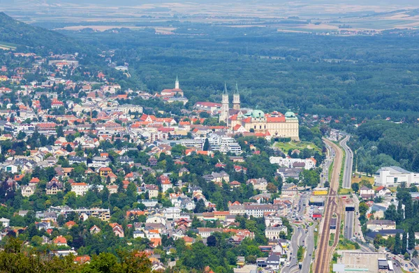 Vídeň Klosterneuburg Klášterem Letní Krajině — Stock fotografie