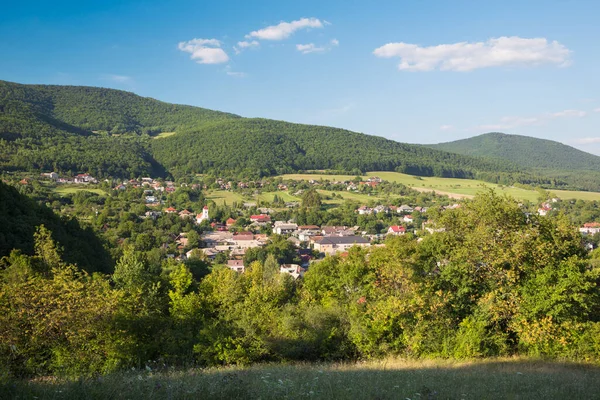 Eslovaquia Paisaje Gemer Con Pueblo Rakovnica —  Fotos de Stock