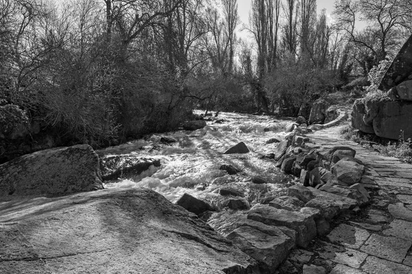 セゴビア エレスマ川沿いの石の道 — ストック写真
