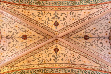 REGGIO EMILIA, ITALY - 14 Nisan 2018: 19 sentten itibaren Chiesa di San Francesco kilisesindeki çiçek tavan freski..