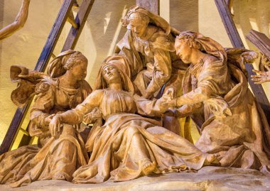 REGGIO EMILIA, ITALY - 14 Nisan 2018: Antonio Begarelli 'nin (1499-1565) kilise Chiesa di San Francesco' sunda haçın heykel grubu The Pieta 'nın ayrıntıları).