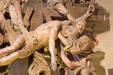 REGGIO EMILIA, ITALY - 14 Nisan 2018: Antonio Begarelli 'nin 1499-1565 yılları arasında yaptığı haçın kilisedeki ifadesi heykel grubu The Deposition of the church chiesa di San Francesco).