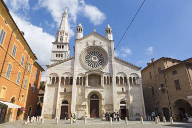 MODENA, İtalya - 14 Nisan 2018 Duomo 'nun batı cephesi (Cattedrale Metropolitana di Santa Maria Assunta e San Geminiano) alacakaranlıkta.