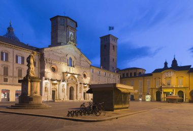 Reggio Emilia - Alacakaranlıkta Piazza del Duomo Meydanı.