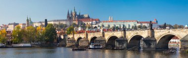 PRAG, CZECH REPUBLIC - 11 Ekim 2018: Charles Köprüsü, Kale ve Katedral Vltava nehri boyunca uzanan panorama.