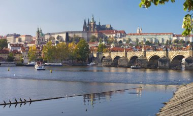 Prag - Charles Köprüsü, Kale ve Katedral Vltava nehri boyunca uzanır.