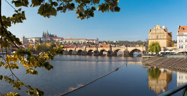 Prag Karlsbron Slottet Och Katedralen Från Strandpromenaden Över Floden Vltava — Stockfoto