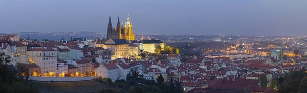 Prag Şatosu Vitus Katedrali Olan Şehrin Panoraması Alacakaranlıkta — Stok fotoğraf